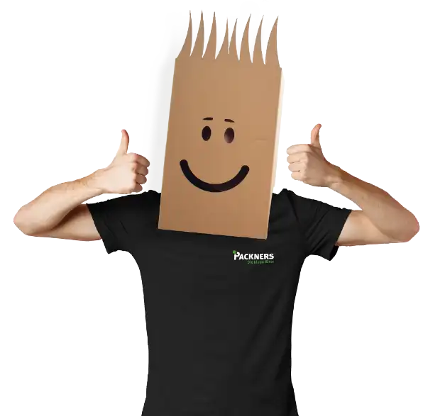 Herr Packners mit Kartonkopf zeigt mit beiden Händen den Daumen nach oben