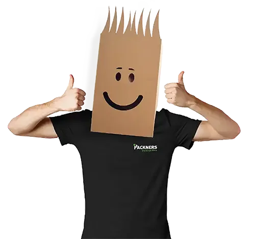 Herr Packners mit Kartonkopf zeigt mit beiden Händen den Daumen nach oben