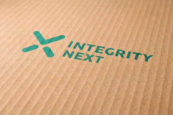 „Integrity Next“-Logo auf Wellpappe gedruckt (Nahaufnahme).