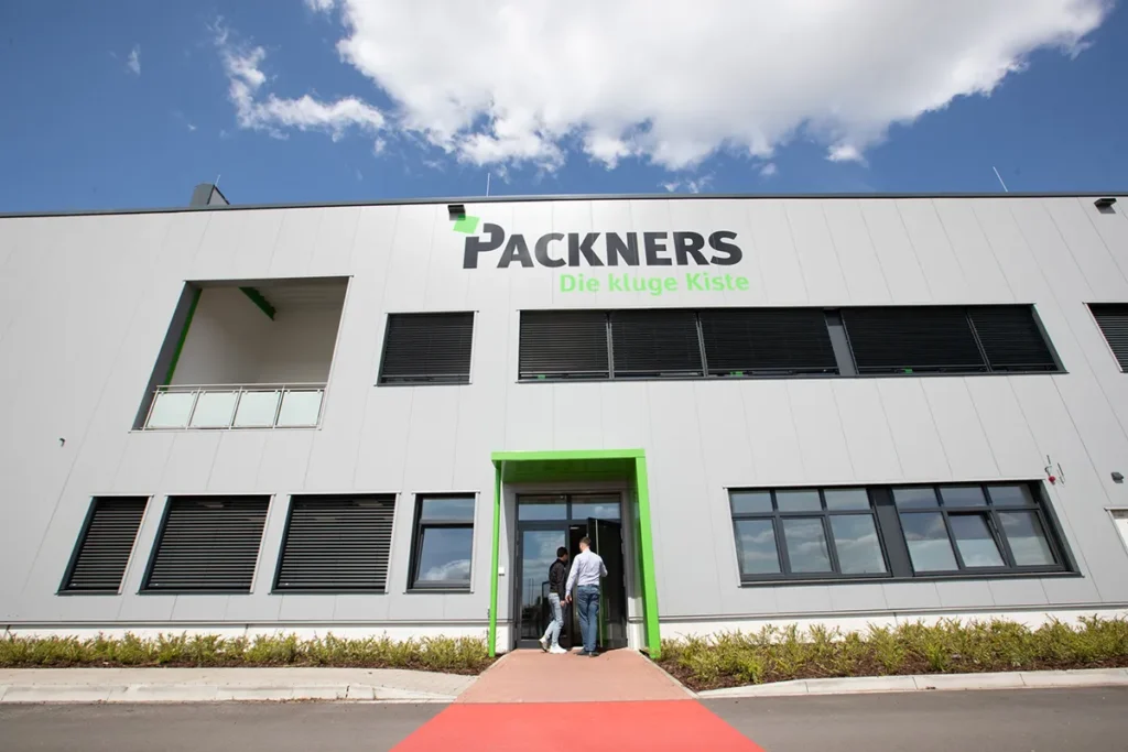 Außenansicht des Packners Firmengebäudes mit Haupteingang