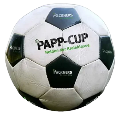 Fußball mit Packners-Branding und „PAPP-CUP – Helden der Kreisklasse