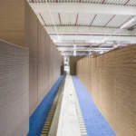 Gestapelte Wellpapp-Zuschnitte in einer Produktionshalle