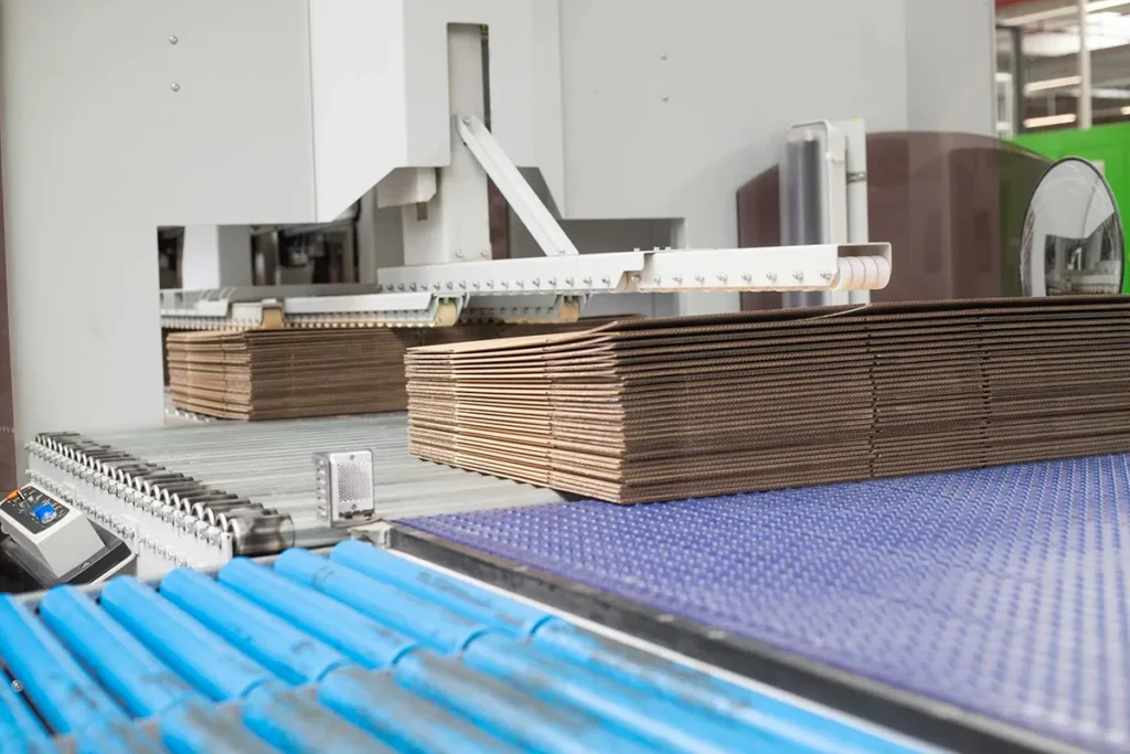 Automatisierte Anlage zur Verarbeitung von Wellpappe zu Kartonzuschnitten