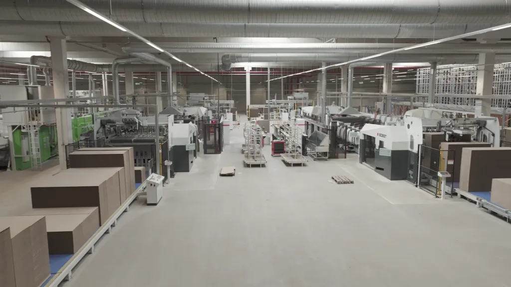 Übersicht über die Produktionshalle mit mehreren Kartonverarbeitungsmaschinen
