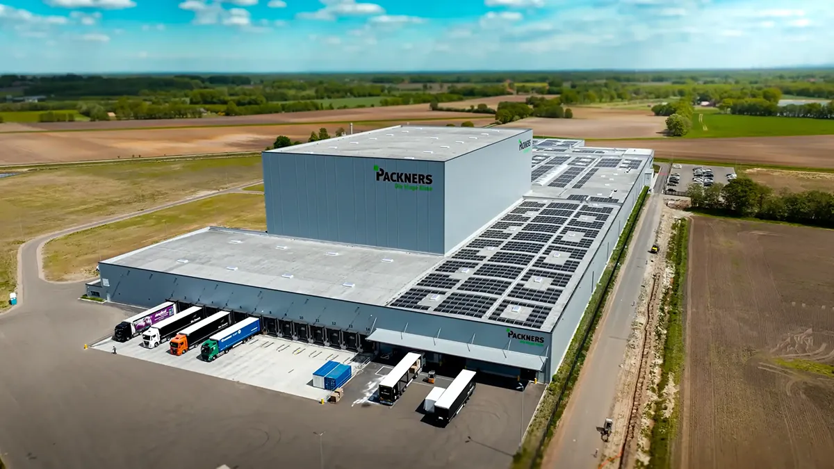 Luftaufnahme des Packners Werksgeländes mit Produktionshalle und Logistikbereich