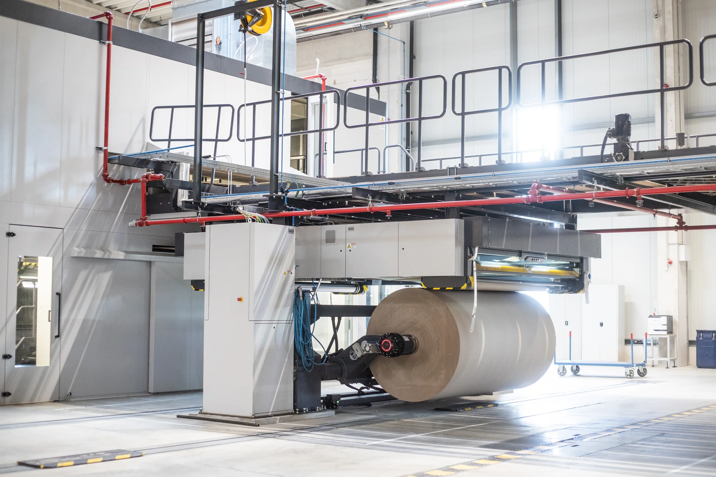 Große Papierrolle an der Wellpappenanlage im PACKNERS-Werk